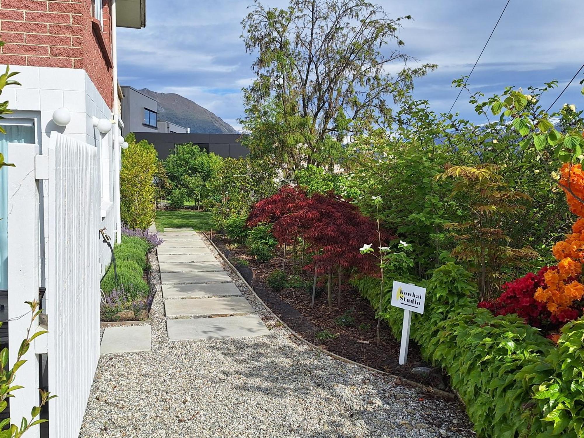 Appartamento Kowhai Studio -private opposite golf course in central Wanaka Esterno foto