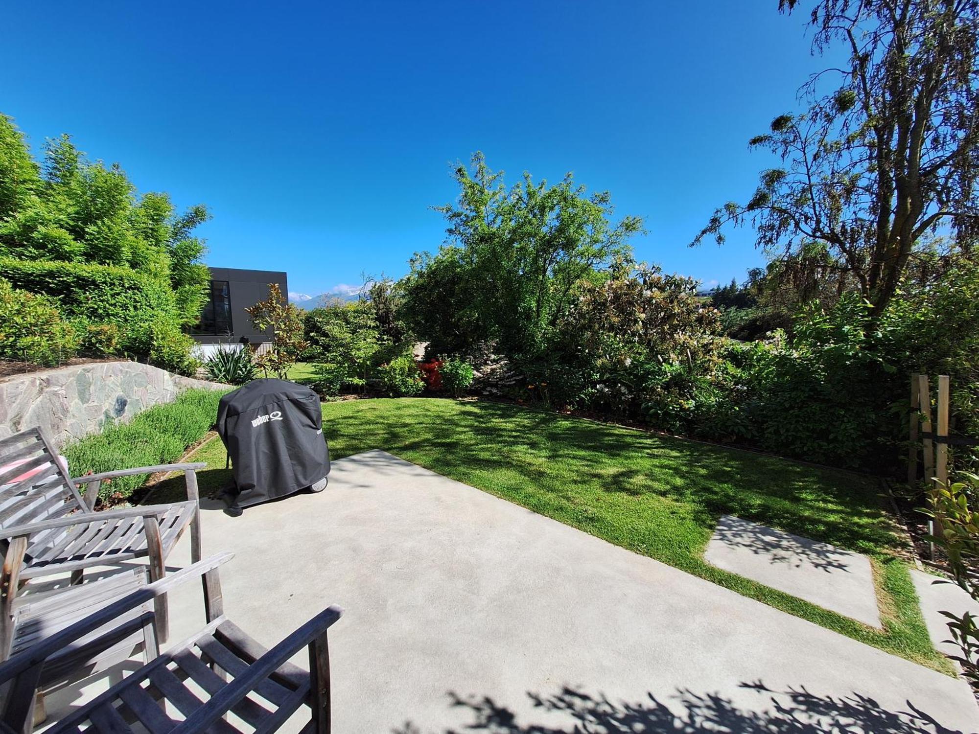 Appartamento Kowhai Studio -private opposite golf course in central Wanaka Esterno foto